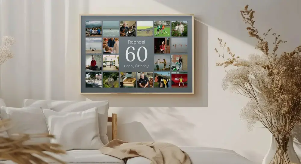 Gerahmte Fotocollage mit großer 60, Namen und Grußtext auf Grau über dem Sofa neben Trockenblumen