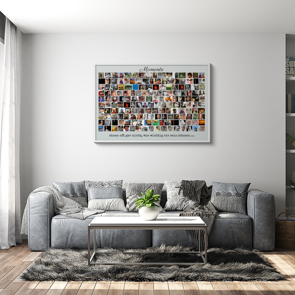 Fotocollage mit vielen Bildern in Reihen und Schriftzug, hell gerahmt über dem grauen Sofa im Wohnzimmer