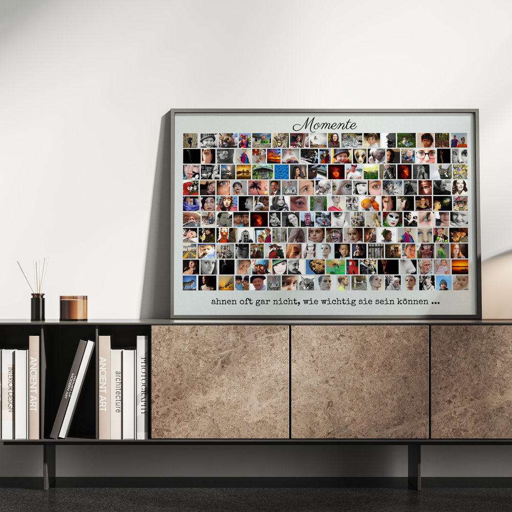 Gerahmte Fotocollage mit vielen Fotos in Reihen und persönlichem Text, auf einem Sideboard an die Wand gelehnt