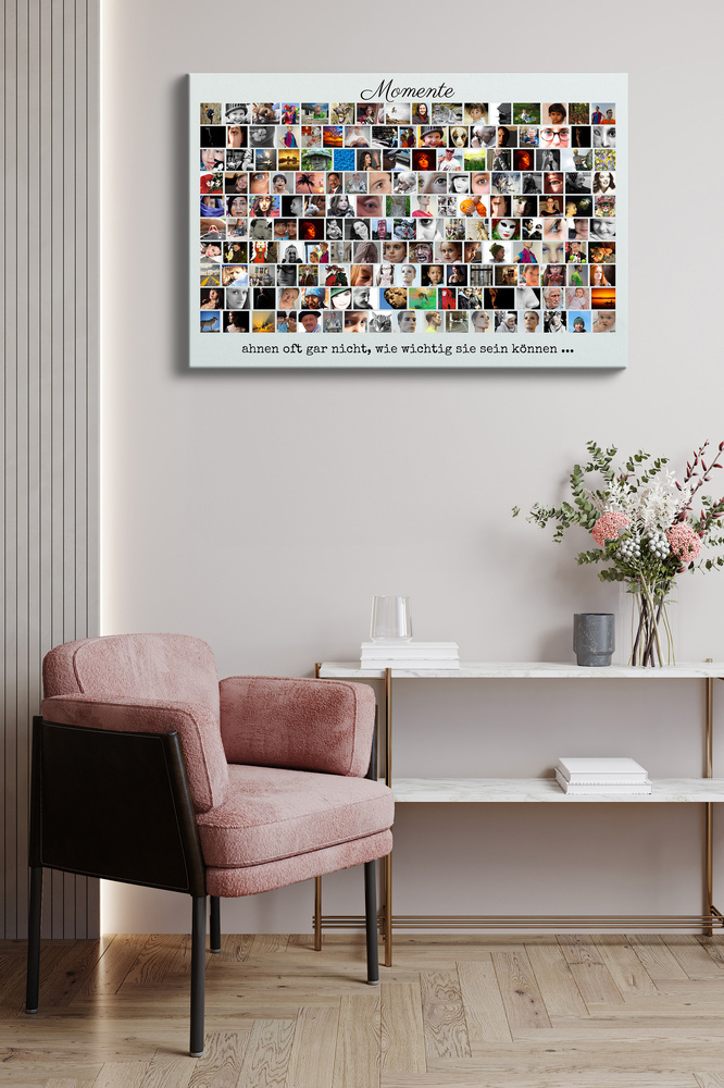 Fotocollage mit vielen Fotos in Reihen und Schriftzug an der Wand über einem Konsolentisch neben einem rosa Sessel