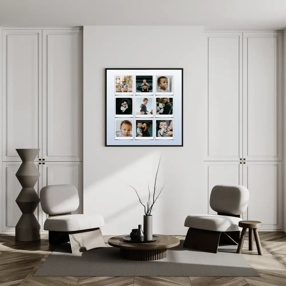Fotocollage mit neun Familienfotos im schwarzen Rahmen an der Wohnzimmerwand als persönliches Geschenk für Papa