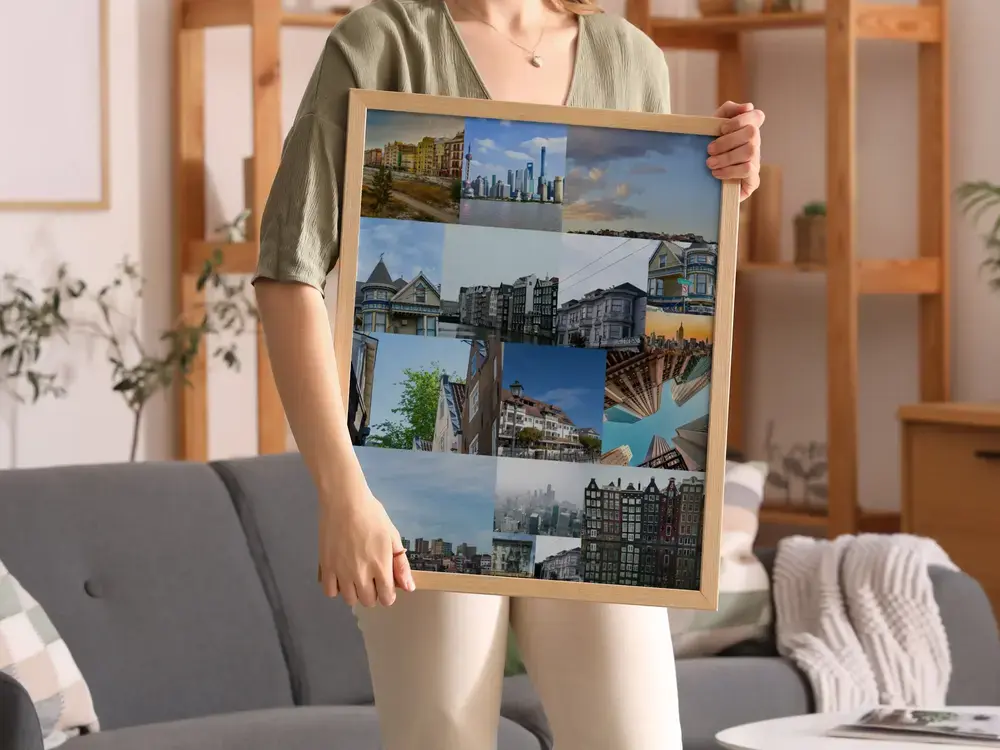 Städte-Fotocollage im hellen Holzrahmen vor grauem Sofa, eine Geschenkidee für Reisefreunde