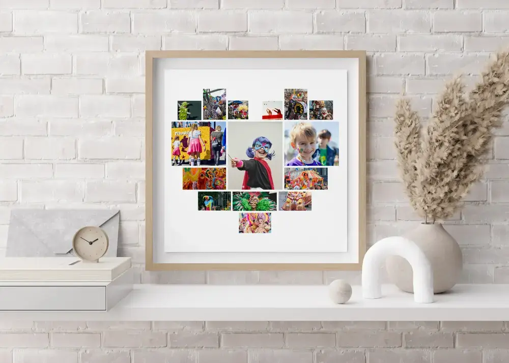Karneval-Fotocollage in Herzform im Naturholzrahmen auf weißem Sideboard, eine Geschenkidee für die Familie