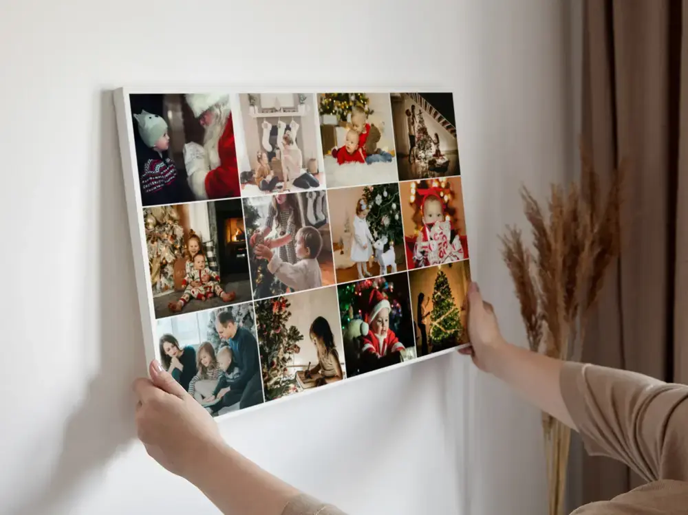 Weihnachtliche Fotocollage im Querformat mit Familienfotos im Raster an heller Wand neben einer Vase mit Trockenblumen