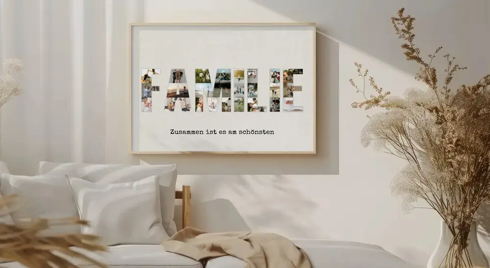 Familienfotocollage in großen Buchstaben mit Spruch, im hellen Holzrahmen an der Wand über dem Sofa