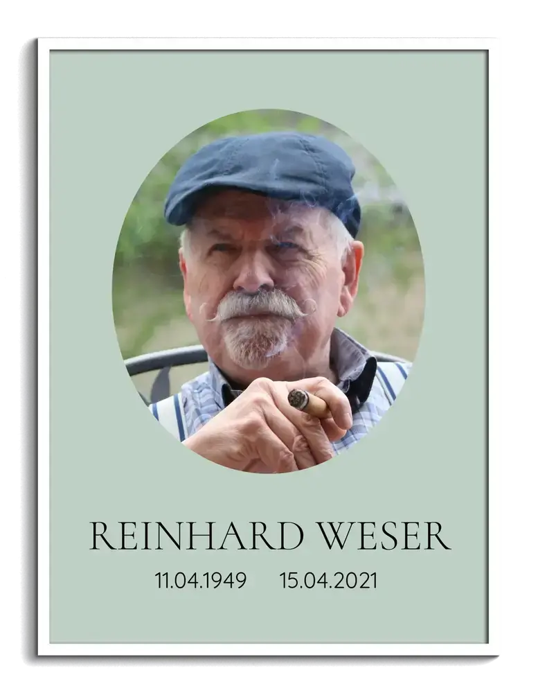 Trauerfoto mit ovalem Porträt, Namen und Lebensdaten auf mintgrünem Hintergrund im weißen Rahmen