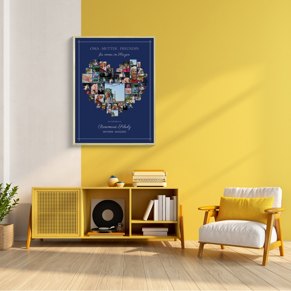 Gerahmte dunkelblaue Gedenkcollage mit Fotoherz an gelb-weißer Wohnzimmerwand über einem Sideboard