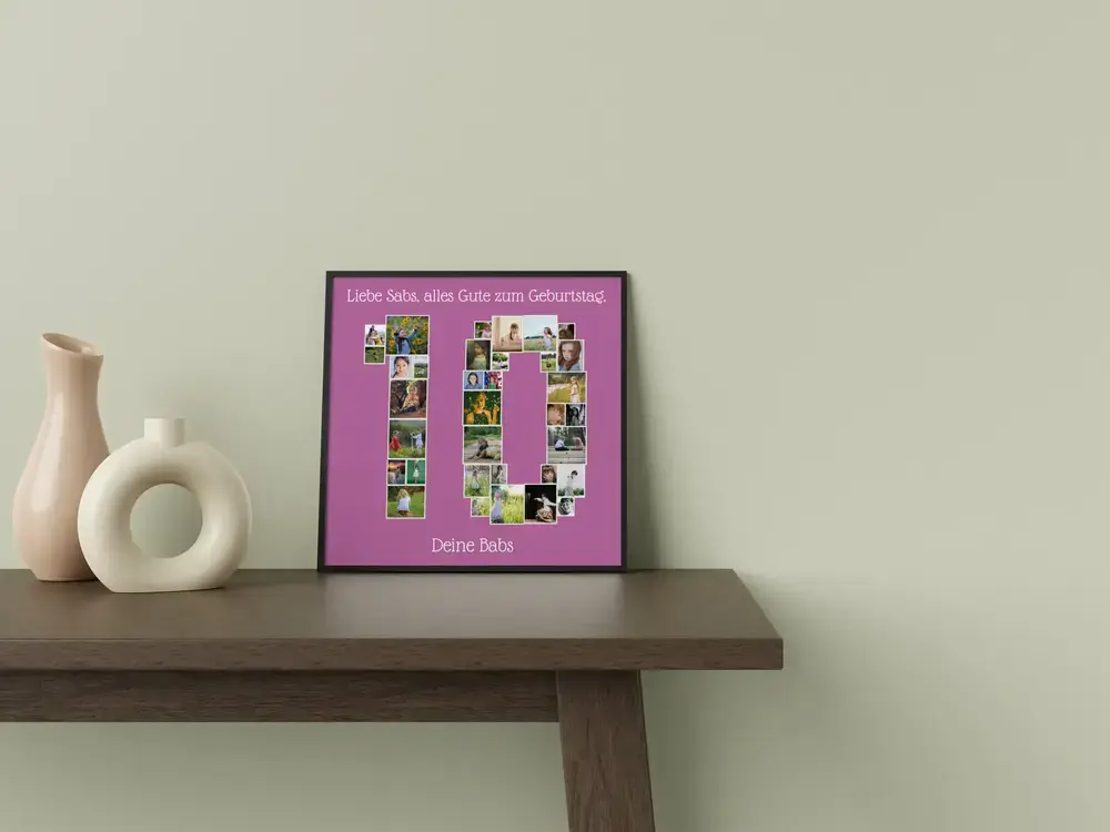 Gerahmtes Fotocollage-Poster zum 10. Geburtstag auf einem Holztisch neben hellen Vasen