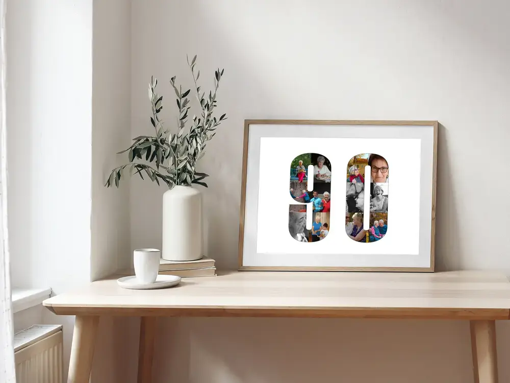 Fotocollage Zahl 90 im Holzrahmen auf dem Schreibtisch neben Vasen, eine Geschenkidee zum Jubiläum