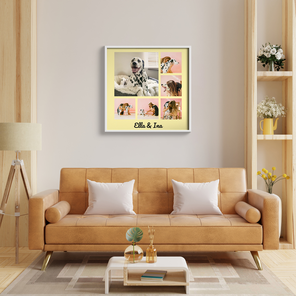 Fotocollage mit Hundebildern und Namen im weißen Rahmen über einem beigefarbenen Sofa im Wohnzimmer