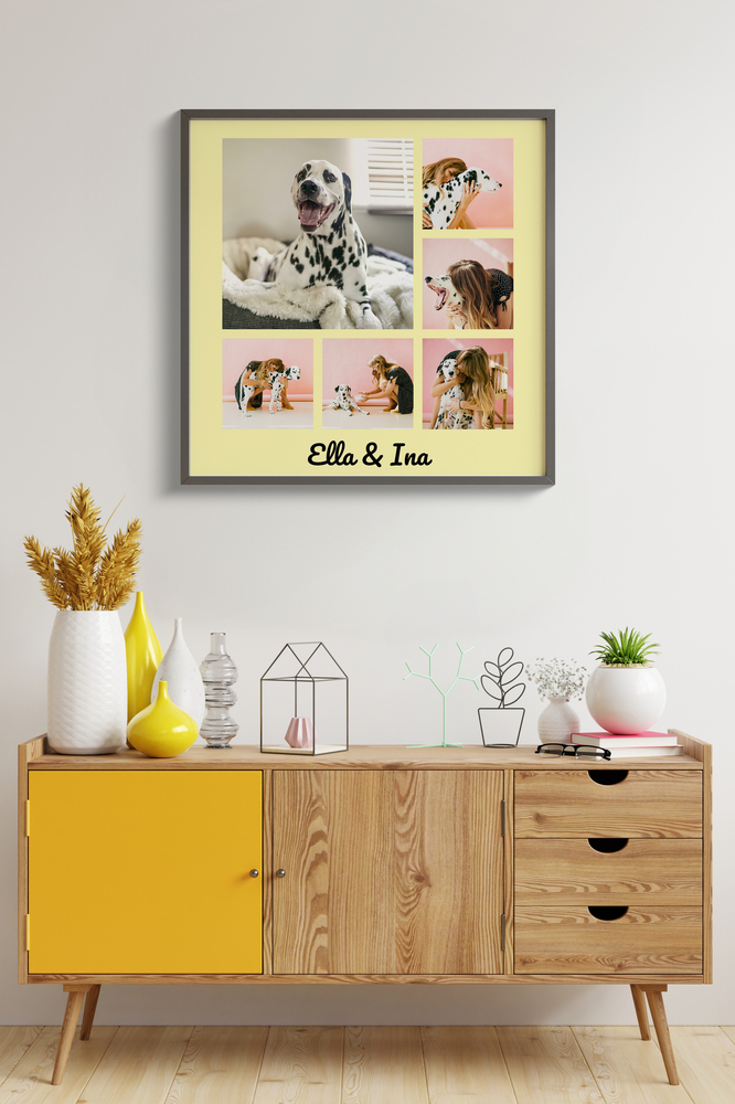 Hellgelbe Hunde-Fotocollage mit Namen im dunklen Rahmen über einem Holzsideboard mit gelber Tür