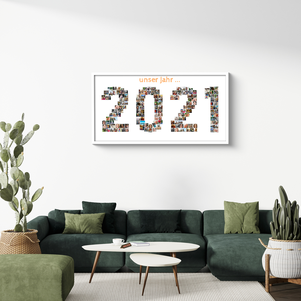 Fotocollage aus vielen kleinen Fotos in Jahreszahlform, weiß gerahmt über einem grünen Sofa im Wohnzimmer