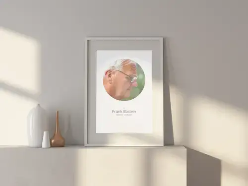 Rundes Trauerportrait mit Namen und Daten