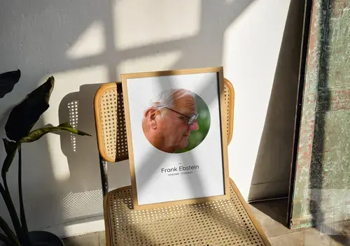 Rundes Trauerportrait mit Namen und Daten